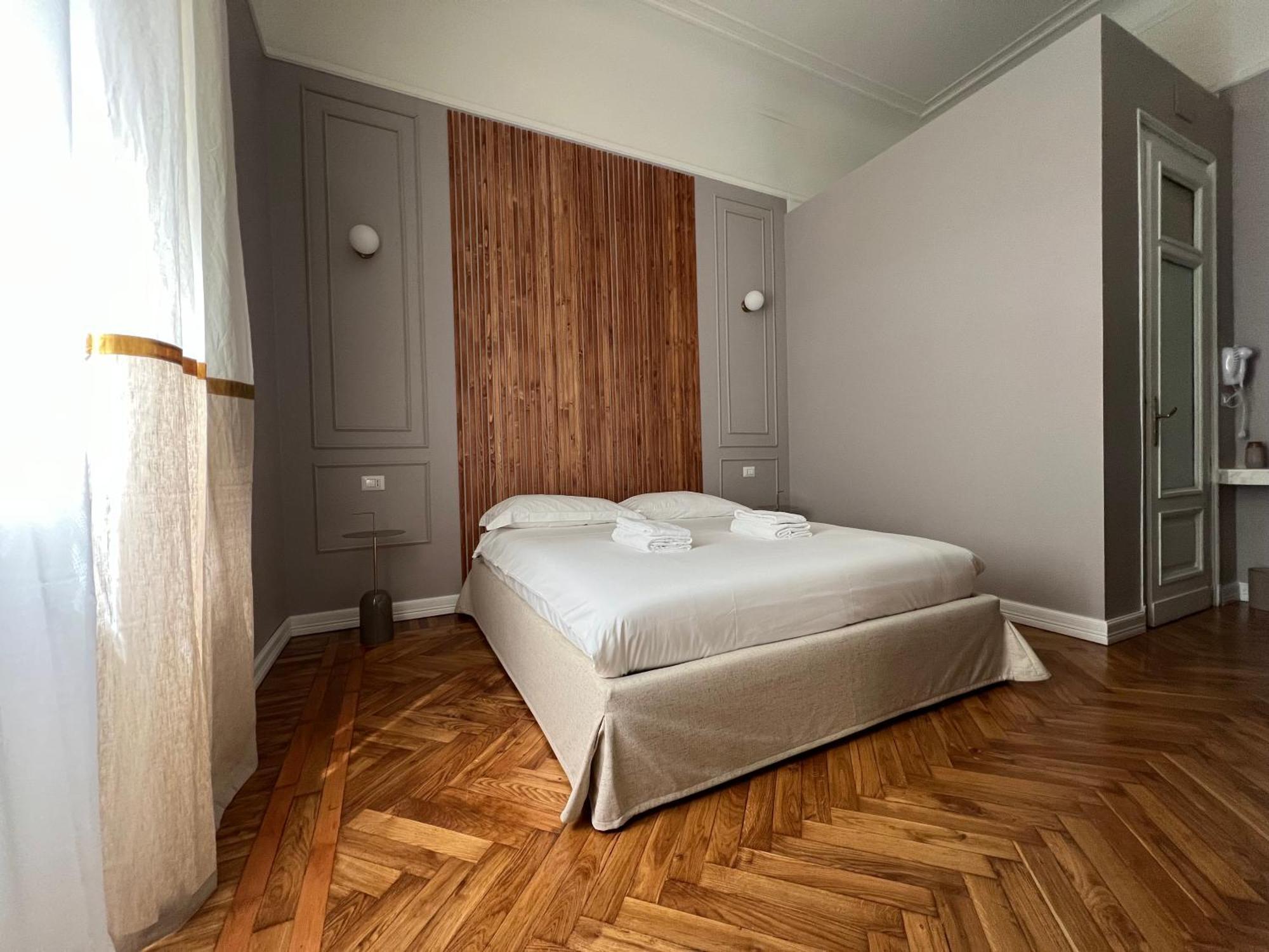 Turin Central Cavour Luaran gambar