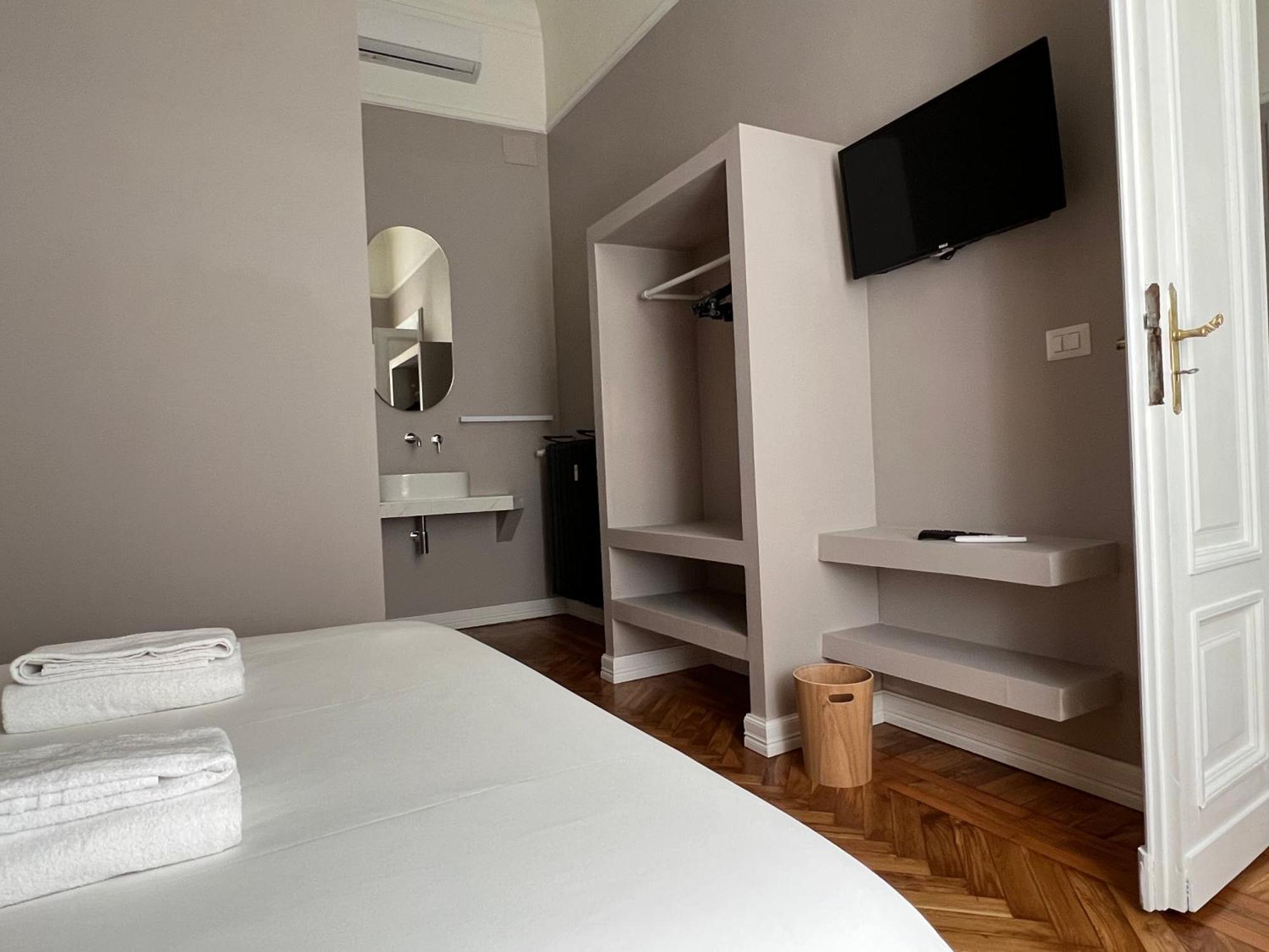 Turin Central Cavour Luaran gambar